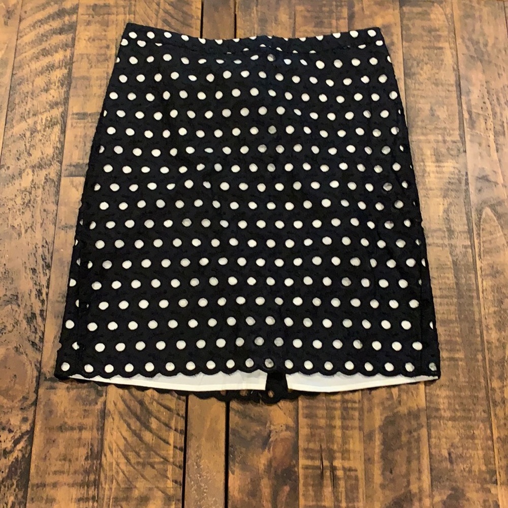 Scalloped hem pencil skirt